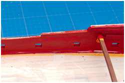 Lackierung des Schanzkleides traditionell mit roter Farbe
